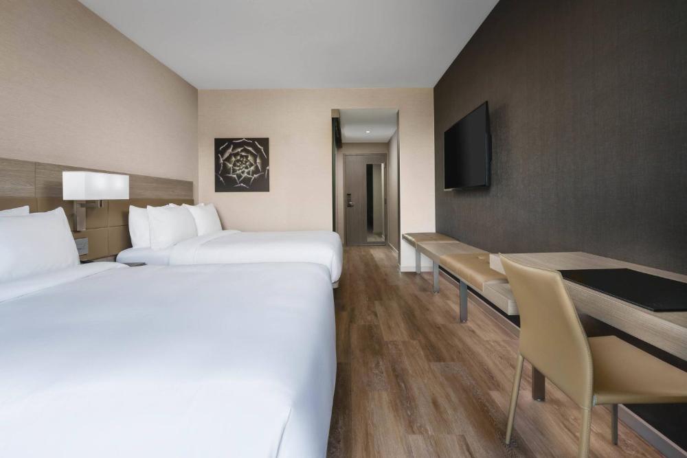 Guest room, 2 Queen beds interior